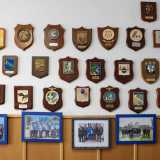 Diamo un�occhiata in giro. Su una parete sono affissi decine di crest, scudi araldici in legno e metallo che rappresentano un reparto o una missione specifica dell�Aeronautica Militare